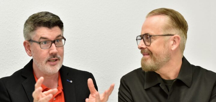 Der Opernsänger Paul Reeves und Entertainer Ross Antony sind seit fast 20 Jahren ein Paar und heirateten 2017 im Bremer Umland. Im Dezember stehen die beiden mit ihrer Show „Unser lustiges Weihnachten“ auf der Bühne des Metropoltheaters. Foto: Schlie