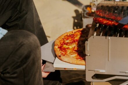 Der zusammensteckbare Grill kann überall genutzt werden. Foto: GrillNik