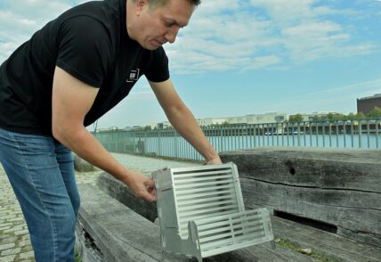 Gekippt wird der GrillNik zum Kamin und kann von oben auch mit Holz befüllt werden. Foto: Schlie