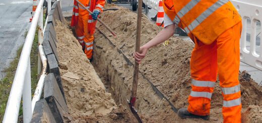 Suchschachtungen gehören zum Alltag auf vielen Baustellen, sie zeigen wo Leitungen im Erdreich liegen. Bei der Suche danach ist aber häufig Vorsicht geboten.Foto: Archiv