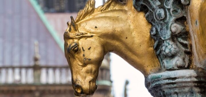 Wochenendtrip ab Bremen: leichtes Gepäck, großer Plan. Bild: https://pixabay.com/de/photos/pferdekopf-skulptur-bremen-3800524/