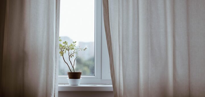 Welche Fensterart wählen? Bild: https://pixabay.com/photos/curtains-decoration-indoors-plant-1854110/