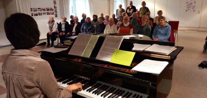 Bei der Probe zeigen die Sängerinnen und Sänger von Intakt vollen Einsatz. Auch wenn Caroline Schneider-Kuhn etwa für ein Fotomotiv sehr spontan ein Lied anstimmt. Foto: Roskamp