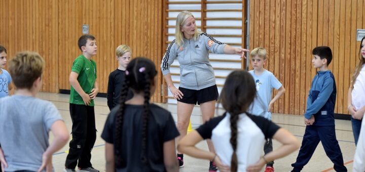 „!Respect“-Konflikttrainerin Tina Uphoff zeigte den Kindern spielerisch und mit Bewegungsabfolgen, wie sie eine Konfliktsituation zunächst selbst lösen können. Foto: Schlie
