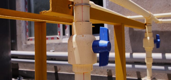 Wurzeleinwuchs ist eines der häufigsten Ursachen für Rohrprobleme. Bild: https://de.freepik.com/fotos-kostenlos/sanitaer-produktion-klempner-ventil-pvc-rohr_1144914.htm#fromView=search&page=1&position=3&uuid=94ffafc3-c83e-4dce-9d66-2a37a968d1aa&query=rohrleitung+abwasser