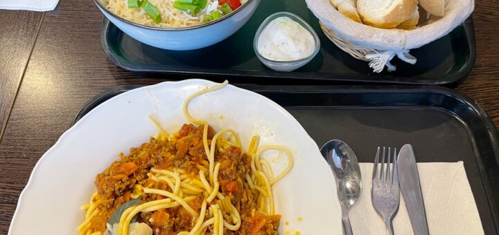 Spaghetti Bolognese und Sesam Bowl im Back und Snacks. Foto: Schlie