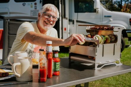 Der GrillNik kann auch in Benutzung noch bewegt werden: Möglich machen dies Luftschlitze. Diese sorgen dafür, dass der Grill unten nicht heiß wird. Zum Zubehör gehören auch eigens gefertigte Spieße. Foto: GrillNik
