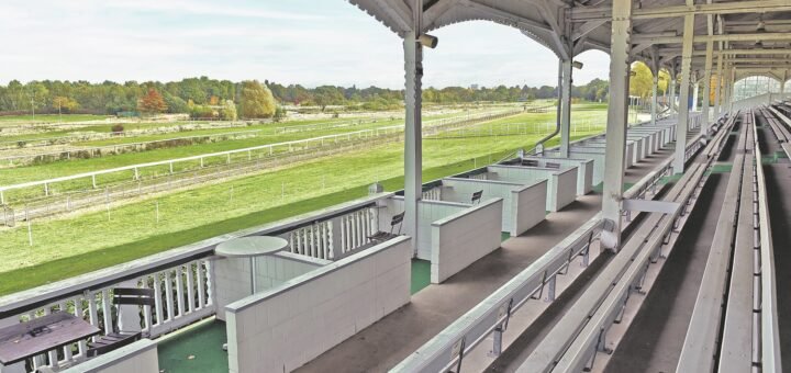 Einen guten Blick auf die Open-Air-Bühne gibt es im kommenden Jahr von der Tribüne der ehemaligen Rennbahn aus.