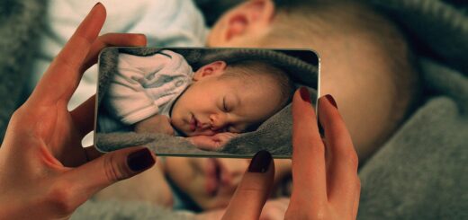 Das Teilen von Kinderfotos im Netz ist mit Risiken verbunden