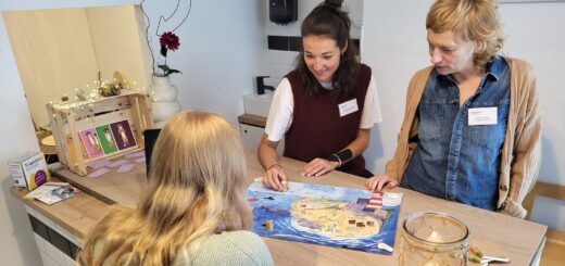 Zwei Mitarbeitende kümmern sich im Trauerland Pop-Up um Kinder und Jugendliche