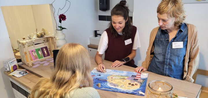 Zwei Mitarbeitende kümmern sich im Trauerland Pop-Up um Kinder und Jugendliche