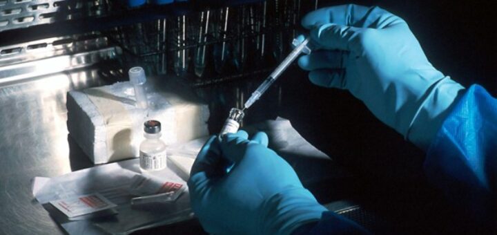 Eine unverzichtbare Welt von Pumpen, Schläuchen und Dichtungen für Industrie und Labor. Bild: https://unsplash.com/de/fotos/person-mit-silbernem-und-schwarzem-handwerkzeug-XknuBmnjbKg