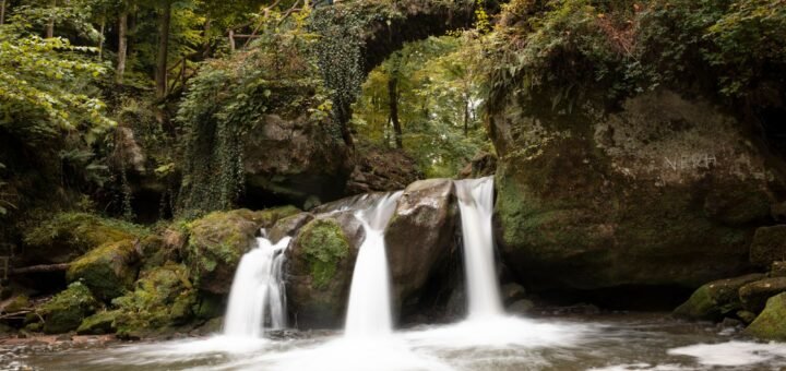 Der Schiessentümpel, auf Luxemburgisch „Schéissendëmpel“, ist eines der Highlights auf dem Müllerthal-Trail durch die malerische Natur des Großherzogtums. Foto: artselbach.com