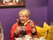 Die Köchin Léa Linster mit einer ihrer bekannten Madeleines. Foto: artselbach.com