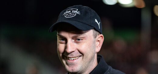 Lediglich an der Kopfbedeckung kann man den neuen Arbeitgeber von Ole Werner erkennen. Am Sonntag trifft Werder auf seinen Ex-Coach. Foto: nordphoto GmbH / Alexander Trienitz