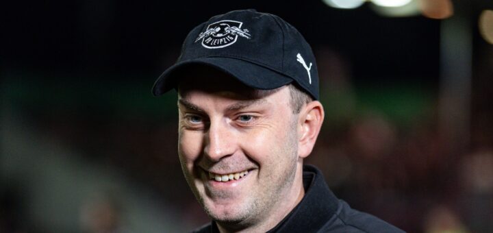 Lediglich an der Kopfbedeckung kann man den neuen Arbeitgeber von Ole Werner erkennen. Am Sonntag trifft Werder auf seinen Ex-Coach. Foto: nordphoto GmbH / Alexander Trienitz