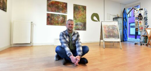 Dirk Lohmann in den Räumen der Galerie Kunstmix. Im kommenden Jahr ist für die Produzentengalerie im Schnoor Schluss. Foto: Schlie
