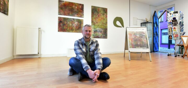 Dirk Lohmann in den Räumen der Galerie Kunstmix. Im kommenden Jahr ist für die Produzentengalerie im Schnoor Schluss. Foto: Schlie