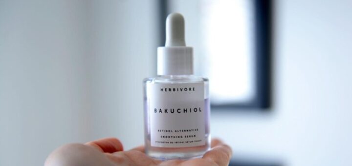 Der Wirkstoff-Dschungel: Was Retinol, Niacinamid und Vitamin C wirklich können. Bild: https://unsplash.com/de/fotos/person-mit-weisser-plastikflasche-Zrz0pCDzSIY