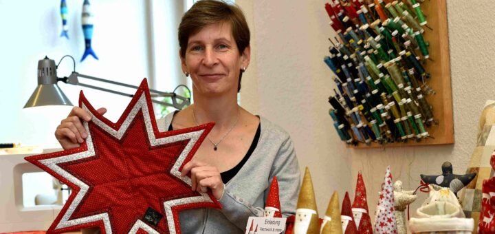 Bettina Warnken präsentiert einen der Sterne, die beim diesjährigen Weihnachtsbasar im Café Klatsch erworben werden können.