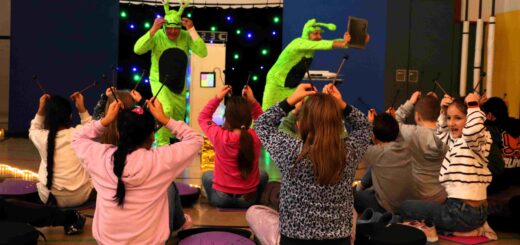 Marko Gartelmann und Matthias Entrup begeisterten die Kinder als Außerirdische Quarkel und Quirkel, die mit ihrem Raumschiff Schiffbruch erlitten und auf der Erde landen mussten. Eine Pannenhilfe mit Musik der Bremer Philharmoniker. Foto: Bollmann