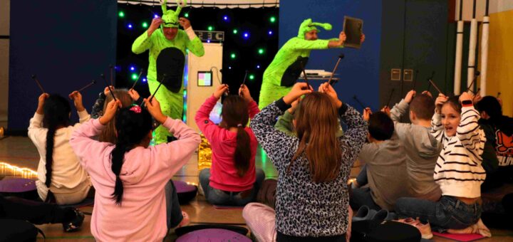 Marko Gartelmann und Matthias Entrup begeisterten die Kinder als Außerirdische Quarkel und Quirkel, die mit ihrem Raumschiff Schiffbruch erlitten und auf der Erde landen mussten. Eine Pannenhilfe mit Musik der Bremer Philharmoniker. Foto: Bollmann