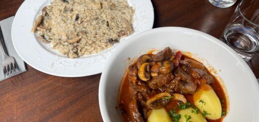 Pilzrisotto und Rindergulasch im Café Engel. Foto: Schlie
