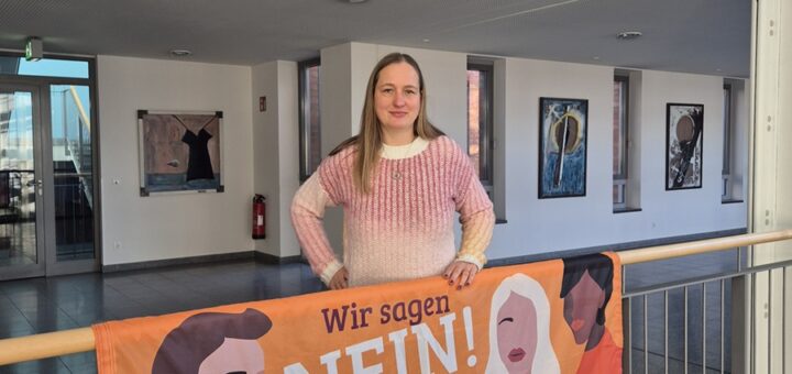 Melanie Zylka hat verschiedene Aktionen für den 25. November in der Kreisstadt initiiert. Das orangene Banner mit der Aufschrift „Wir sagen Nein! zu Gewalt gegen Frauen!“ hängt vom 24. November bis 10. Dezember an der Unterführung Osterholzer Straße. Foto: Lara Stelljes