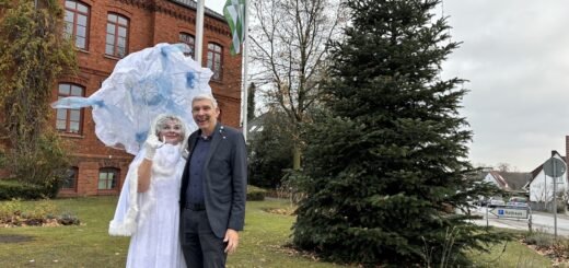 Die Schneefee (links) hat sich für das Wochenende des Weihnachtsmarkts viel vorgenommen. Bürgermeister Torsten Rohde freut sich auf weihnachtliches Wetter. Foto: Utke