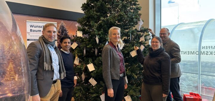 Sie bestücken den Wunsch-Baum mit farblich nach Einrichtung markierten Wunschzetteln: Stefan Fromme, Samanta Pap (evangelische Dienste), Frederike Pape, Marisa Bode (Tierheim Hemmstraße) und Torsten Wieting (evangelische Dienste). Foto: Utke