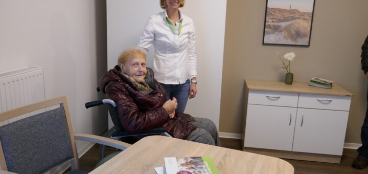 Einen persönlichen Eindruck von den modernen Wohn- und Pflegebereichen der neuen Seniorenresidenz verschafften sich am Besichtigungs-, Info- und Karrieretag zahlreiche Interessierte. Die compassio Projekt-Managerin Annika Elsner-Nehm (rechts) beantwortete alle offenen Fragen. Foto: Fricke