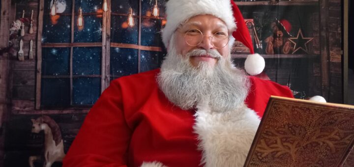 Malte Hedenkamp, den Lilienthaler auch als Schauspieler kennen, ist sehr überzeugend als Weihnachtsmann. Archivfoto: Roskamp