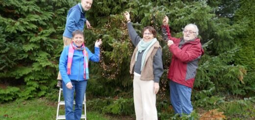 Die Mitglieder von „Scharmbeckstotel bewegt“ haben wieder ein buntes Veranstaltungsprogramm organisiert: Helma Schröder und Martin Schröder, Frauke Bischoff und Jürgen Rodolph (von links). Foto: Fricke