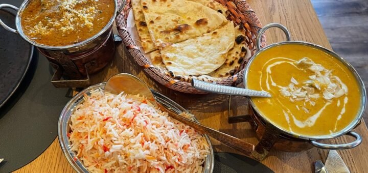 Chicken Vindaloo (links), Reis, Naan und Ente Mango im Namaste. Foto: Schlie