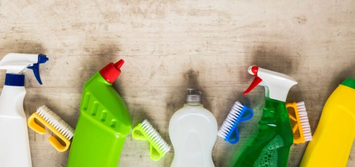 Methoden aus dem Hausgebrauch. Bild: https://de.freepik.com/fotos-kostenlos/ueber-ansichtfeld-mit-reinigungsfeldern-und-exemplarplatz_6072557.htm#fromView=search&page=1&position=17&uuid=655aa964-f129-47a5-a7fc-4605653bf5b0&query=haushaltsmittel