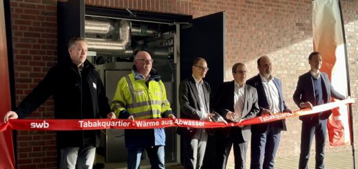 In einem unscheinbaren Geräteraum eröffneten (v.l.) Frank Estler und Werner Hölscher (beide swb Services), Staatsrat Jan Fries, Karsten Schneiker (Vorstandssprecher der swb AG) Burkhard Bojazian und Simon Rott (beide geschäftsführende Gesellschafter von Justus Grosse Immobilienunternehmen) die neue Energiezentrale. Foto: Füller