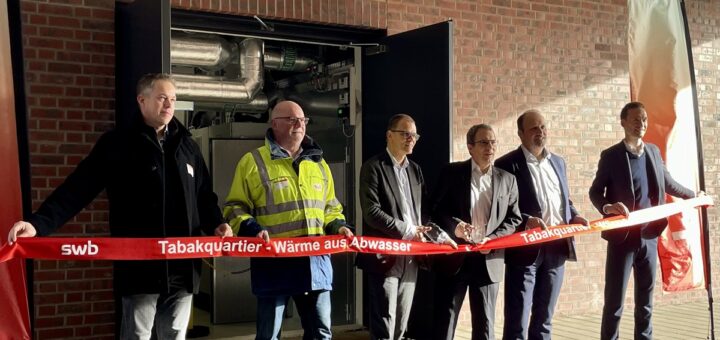 In einem unscheinbaren Geräteraum eröffneten (v.l.) Frank Estler und Werner Hölscher (beide swb Services), Staatsrat Jan Fries, Karsten Schneiker (Vorstandssprecher der swb AG) Burkhard Bojazian und Simon Rott (beide geschäftsführende Gesellschafter von Justus Grosse Immobilienunternehmen) die neue Energiezentrale. Foto: Füller