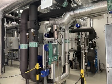 Die Anlagen füllen den kompletten Raum, der ursprünglich Fahrräder und Mülltonnen beherbergen sollte (l.). Das Abwasser für Deutschlands größte Abwasser-Wärmetauscher-Anlage kommt vom wenige hundert Meter entfernten Hansewassergelände. Fotos: Füller