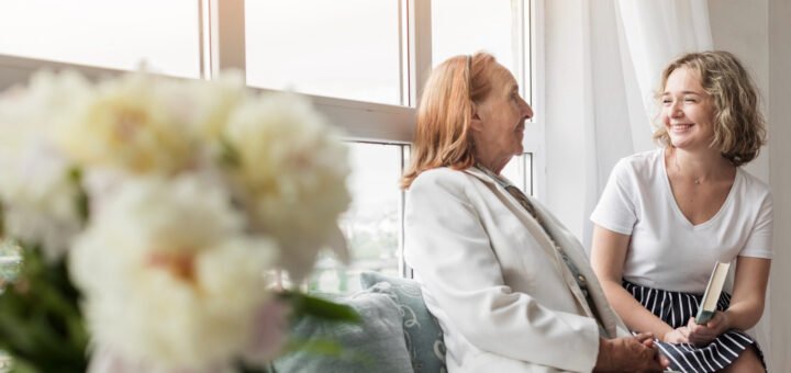 Eine zukunftssichere Perspektive als Alltagsbegleiter:in. Bild: https://www.freepik.com/free-photo/smiling-woman-holding-book-sitting-with-her-granny-window-sill_5043994.htm#fromView=search&page=1&position=16&uuid=4ab32ae9-42fe-4bc2-940b-a08e126a98c4&query=alltagsbegleiter