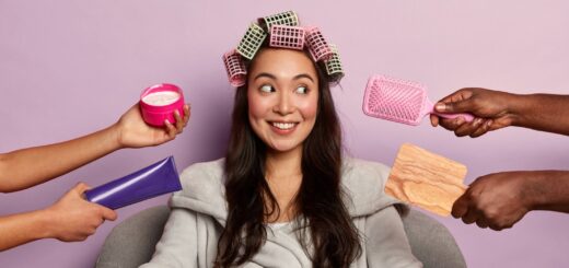 Styling, Pflege, Looks - Das sind die Wintertrends 2025. Bild: https://www.freepik.com/free-photo/young-woman-enjoys-beauty-spa-home-siting-bathrobe_13085563.htm#fromView=search&page=2&position=3&uuid=850c41be-9e60-4995-abe6-24370e6024a3&query=hair+styling+at+home