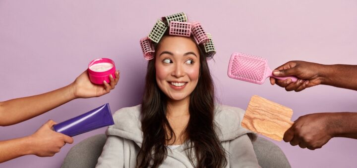 Styling, Pflege, Looks - Das sind die Wintertrends 2025. Bild: https://www.freepik.com/free-photo/young-woman-enjoys-beauty-spa-home-siting-bathrobe_13085563.htm#fromView=search&page=2&position=3&uuid=850c41be-9e60-4995-abe6-24370e6024a3&query=hair+styling+at+home