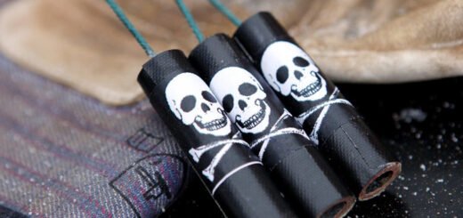 Silvesterböller gibt es in verschiedenen Formen und Farben, von unscheinbar bis martialisch anmutend. Die lauten Geräusche sind für viele Tiere und Menschen unertragbar. Foto: Archiv