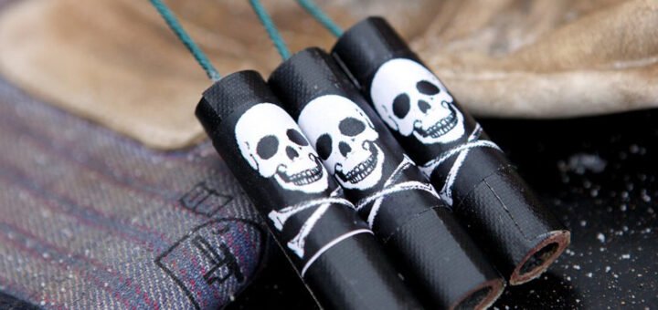 Silvesterböller gibt es in verschiedenen Formen und Farben, von unscheinbar bis martialisch anmutend. Die lauten Geräusche sind für viele Tiere und Menschen unertragbar. Foto: Archiv