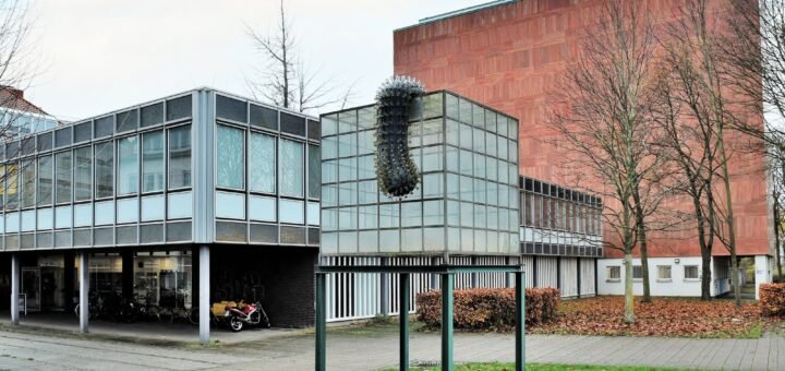 Seit 1986 befindet sich das Staatsarchiv am Präsident-Kennedy-Platz. Die Lagerflächen im Archiv sind bald voll, ein Erweiterungsbau soll Platz für weitere Jahrzehnte schaffen. Foto: Schlie