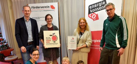 Martin Grocholl, Jessica Salamon-Wildner, Inja Triebe, Gabriele Haar und Thomas Panz bei der Übergabe des „klima:kita“ Siegels.Foto: Schlie