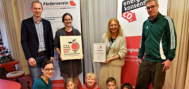Martin Grocholl, Jessica Salamon-Wildner, Inja Triebe, Gabriele Haar und Thomas Panz bei der Übergabe des „klima:kita“ Siegels.Foto: Schlie