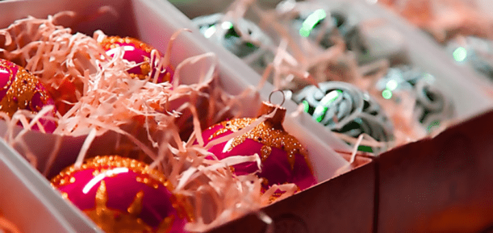 Mit kreativen Weihnachtsgeschenken Freude bereiten. Bild: https://unsplash.com/photos/assorted-candies-on-white-plastic-container-UUYtgD4jHec