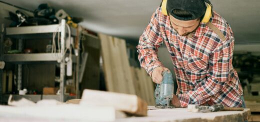 Die wichtigsten Maschinen in der Möbelherstellung. Bild: https://www.pexels.com/photo/man-in-red-blue-and-white-plaid-dress-shirt-holding-black-and-gray-metal-pipe-4491868/