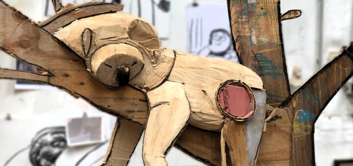 Koala-Skulptur im Schlaf / Erschöpfung Ausstellung