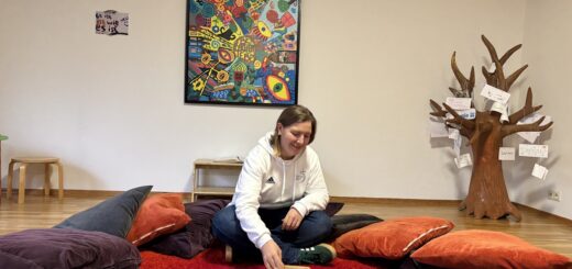 Kerze und Klangschale sind zentrale Elemente des Anfangsrituals, das Bianca Schulze mit den Kindern der Trauergruppen im Anderland etabliert hat. Wie die Treffen ablaufen, bestimmen maßgeblich die Kinder. Foto: Utke